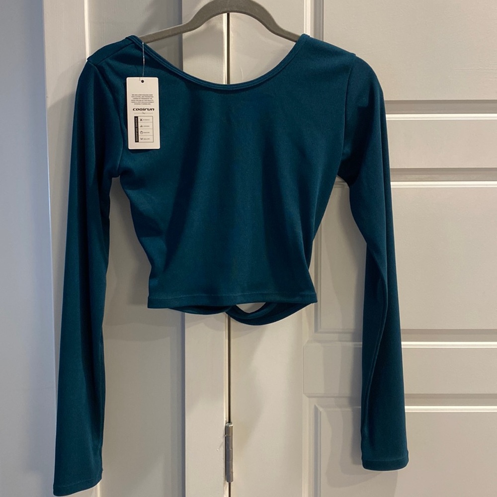 NWT CooRun Cropped Long Sleeved Tee with Open Back Size Small